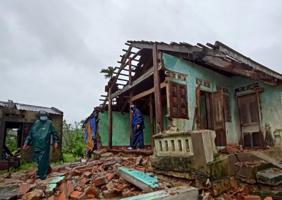 Một nhà dân ở H.Vân Canh (Bình Định) bị sập do mưa lớn. Ảnh: Hoàng Trọng Một nhà dân ở H.Vân Canh (Bình Định) bị sập do mưa lớn. Ảnh: Hoàng Trọng