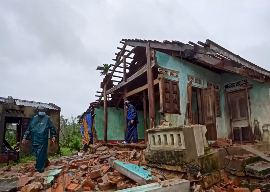  Một nhà dân ở H.Vân Canh (Bình Định) bị sập do mưa lớn. Ảnh: Hoàng Trọng