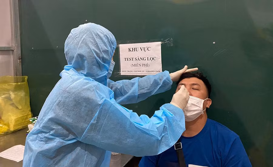 Người dân, du khách được khuyến cáo tự làm xét nghiệm. Ảnh: Gia Bình