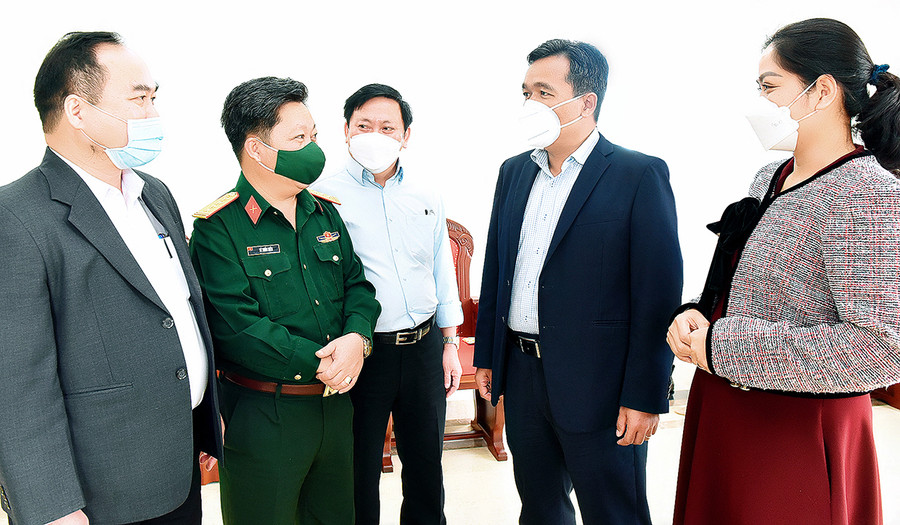 Ủy viên Ban Chấp hành Trung ương Đảng, Bí thư Tỉnh ủy, Chủ tịch HĐND tỉnh Hồ Văn Niên (thứ 2 từ phải sang) trao đổi với các đại biểu bên lề hội nghị. Ảnh: Đức Thụy