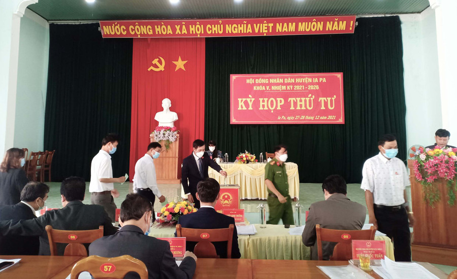 Các đại biểu bỏ phiếu bầu bổ sung chức vụ Chủ tịch HĐND huyện Ia Pa khóa V. Ảnh: Như Loan 