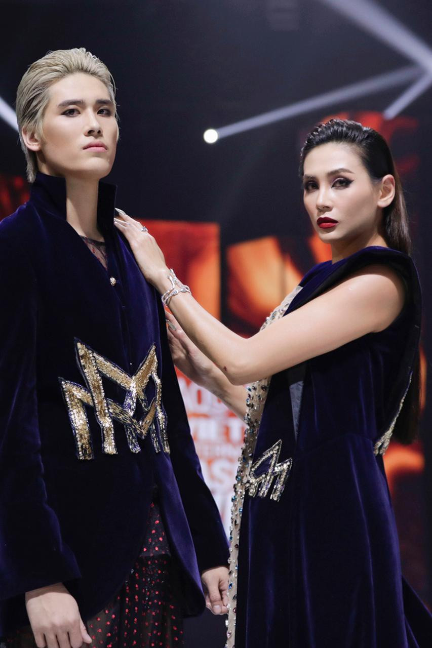 Trong đêm diễn này, Võ Hoàng Yến tiếp tục ghi dấu bởi những bước catwalk đỉnh cao, ánh mắt sắc lạnh cùng đường cong cơ thể quyến rũ trong chiếc đầm xuyên thấu đính hạt lấp lánh. Ảnh: Kiếng cận team