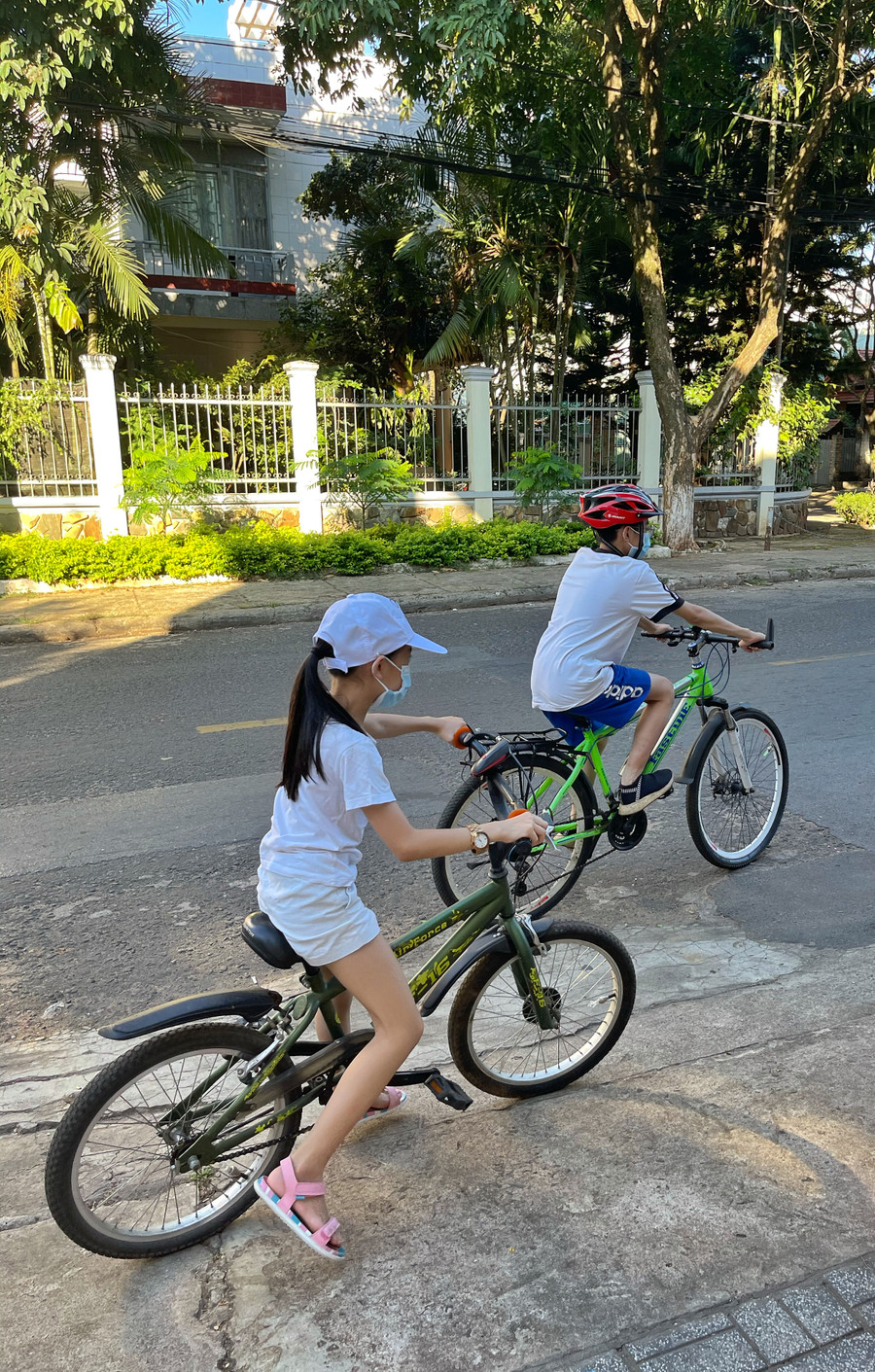 Khuyến khích trẻ vận động trong mùa dịch. Ảnh: Hoàng Nguyên