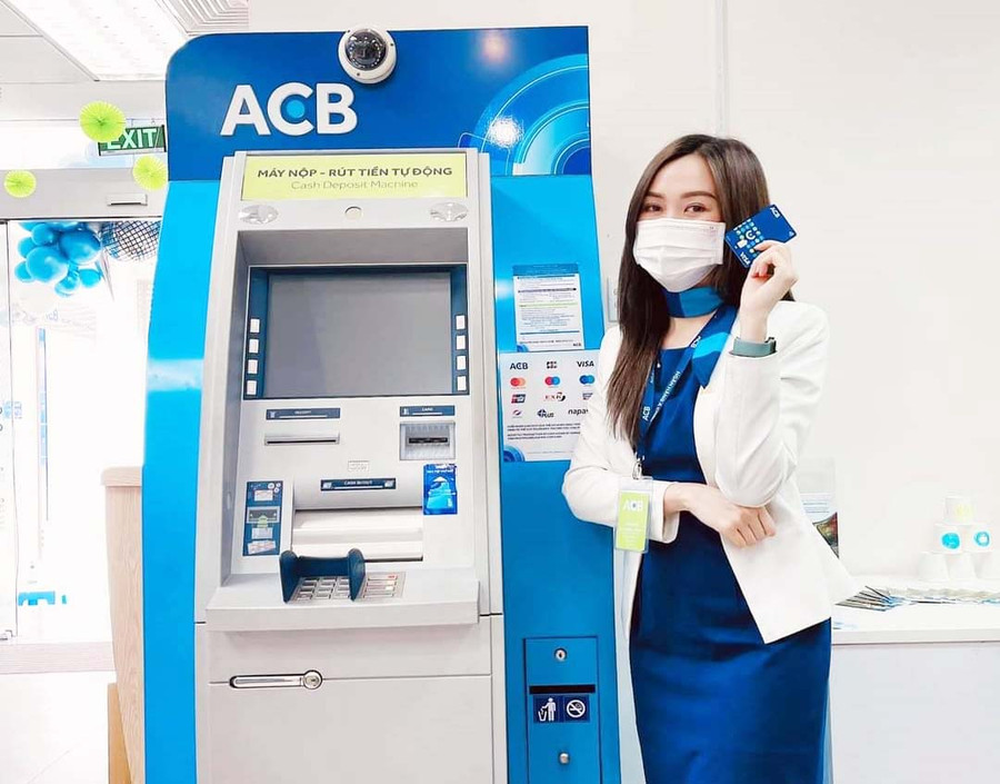Máy giao dịch tự động thế hệ mới CDM được xem như nhân viên ngân hàng tự động, phục vụ mọi nhu cầu của khách hàng. Ảnh: Sơn Ca