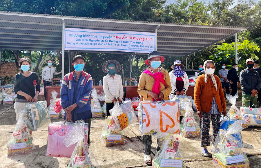 205 hộ dân tộc thiểu số, hộ nghèo tại xã Đak Tơ Ve được nhận quà từ chương trình thiện nguyện %22Hơi ấm từ phương xa_ của doanh nhân Nguyễn Quốc Cường. Ảnh: Hà Duy
