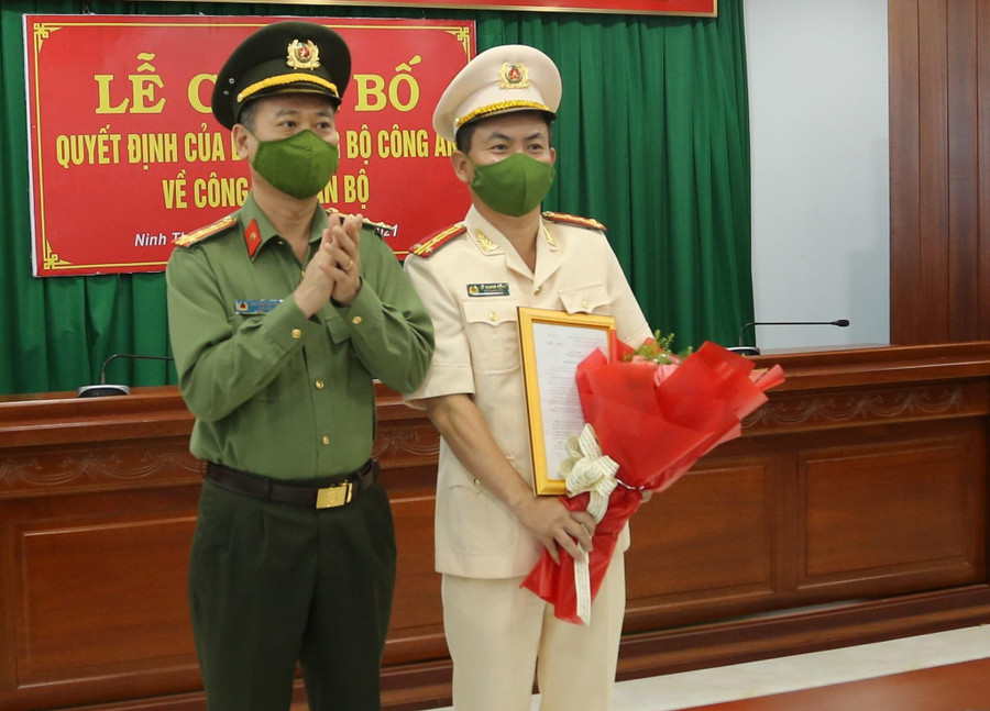 Đại tá Nguyễn Thế Hùng, Giám đốc Công an Ninh Thuận trao quyết định điều động đại tá Lê Quang Đồng. Ảnh: Công an ninh thuận cung cấp