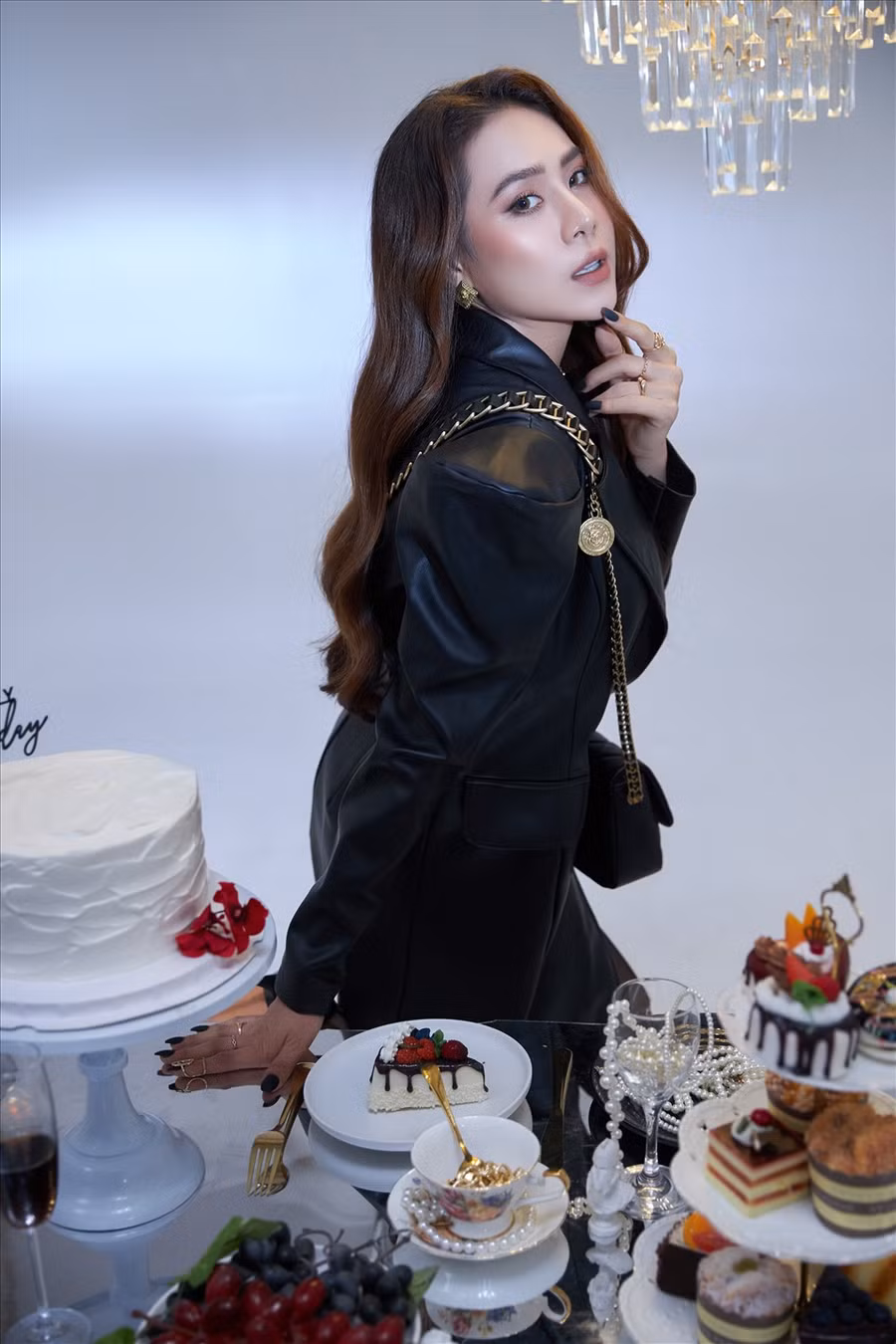 Nhìn lại một năm đã qua, Hồ Bích Trâm cho biết đã có quá nhiều thay đổi, nhưng thay đổi lớn nhất là giờ đây cô đã có “anh xã” đồng hành bên cạnh. Cô cảm thấy may mắn vì công việc vẫn ổn định, và mình cũng đã có được nhiều thời gian để chăm lo cho gia đình và bản thân hơn. Ảnh: NVCC