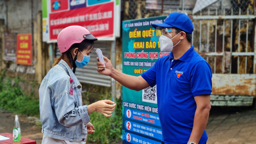 Kiểm tra thân nhiệt người ra vào chợ Thắng Lợi (phường Thắng Lợi, TP. Pleiku). Ảnh: Bá Bính