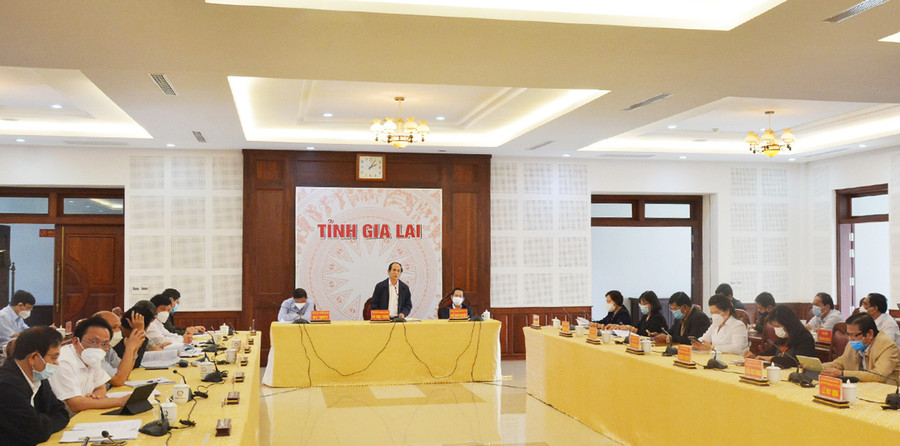  Hội nghị trực tuyến triển khai Nghị quyết kỳ họp thứ Tư-HĐND tỉnh khóa XII về Kế hoạch phát triển kinh tế-xã hội, phân bổ vốn đầu tư công và dự toán ngân sách nhà nước năm 2022. Ảnh: Hà Duy
