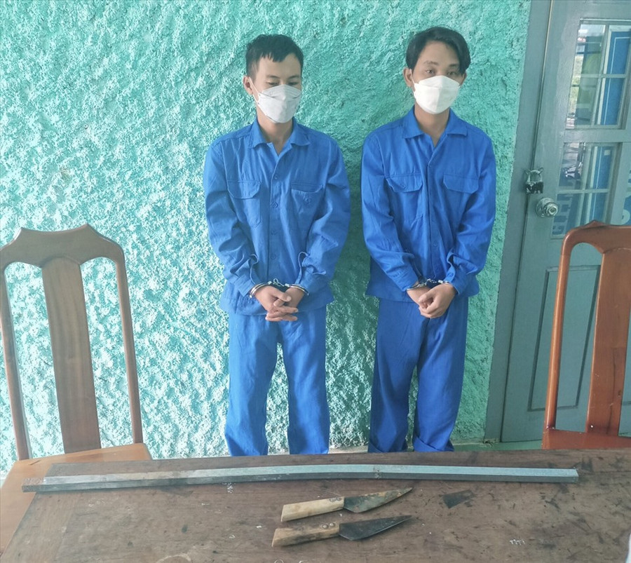 Đối tượng Nguyễn Hồng Vũ và Huỳnh Văn Trí cùng hung khí gây án tại cơ quan điều tra. Ảnh: Minh Quỳnh