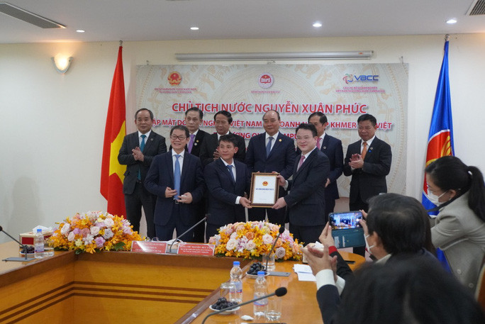 Đại diện THACO nhận giấy phép đầu tư ra nước ngoài của Bộ Kế hoạch và Đầu tư. Đại diện THACO nhận giấy phép đầu tư ra nước ngoài của Bộ Kế hoạch và Đầu tư