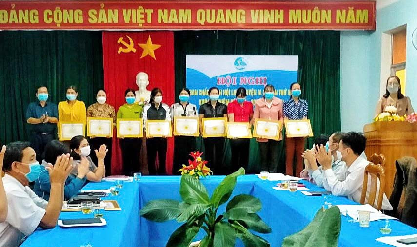 Tuyên dương các cá nhân có nhiều đóng góp cho công tác phòng, chống Covid-19. Ảnh: Minh Châu