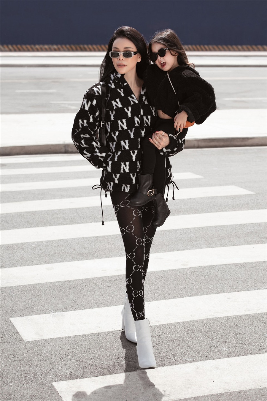 “Là một người mẹ, Trà Ngọc Hằng rất vui khi nuôi con khôn lớn, khỏe mạnh và hoạt bát…nhưng bản thân cũng không muốn con gái sau này tham gia nghệ thuật sớm. Lúc này, em còn nhỏ thì cho em chụp hình, đi event cùng, vì em hay quấn mẹ…chứ đi học rồi là sẽ hạn chế chụp ảnh, đi event, bởi lúc đó Sophia sẽ dành thời gian chơi với bạn bè đồng trang lứa” - Trà Ngọc Hằng cho biết. “Là một người mẹ, Trà Ngọc Hằng rất vui khi nuôi con khôn lớn, khỏe mạnh và hoạt bát…nhưng bản thân cũng không muốn con gái sau này tham gia nghệ thuật sớm. Lúc này, em còn nhỏ thì cho em chụp hình, đi event cùng, vì em hay quấn mẹ…chứ đi học rồi là sẽ hạn chế chụp ảnh, đi event, bởi lúc đó Sophia sẽ dành thời gian chơi với bạn bè đồng trang lứa” - Trà Ngọc Hằng cho biết.