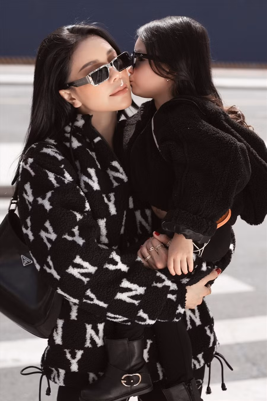 Về phía Trà Ngọc Hằng, cô cho biết, dù con gái có khiếu và thích mặc đồ đẹp, chụp ảnh…nhưng cô chỉ chọn đồ bình dân, hay trang phục có sẵn tại cửa hàng thời trang của mình cho con gái mặc. Phụ kiện cũng không quá đắt tiền… vì không muốn Sophia có thói quen sử dụng đồ hiệu sau này.