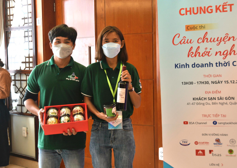 Trang cùng chồng tại chung kết cuộc thi Dự án khởi nghiệp Nông nghiệp phát triển bền vững. Ảnh: Hoa Nữ