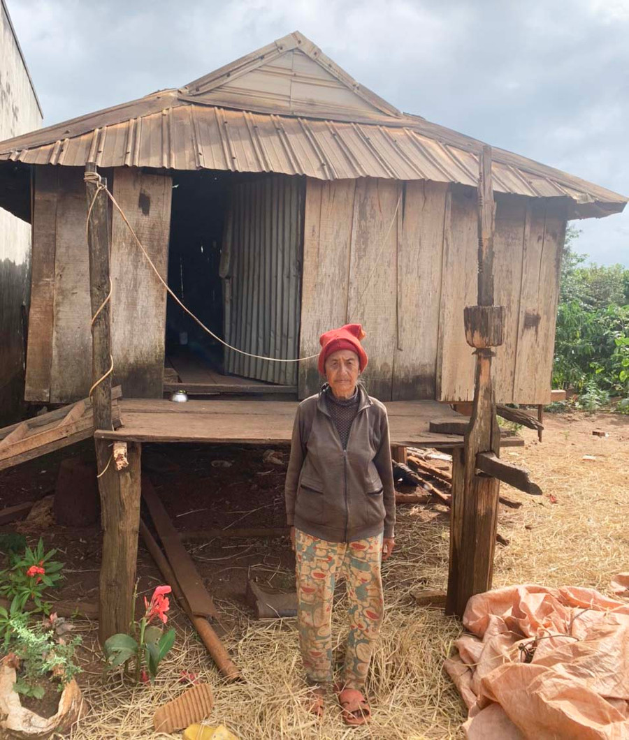 Bà H’Ngơp bên căn nhà xiêu vẹo. Ảnh: R’Ô HOK