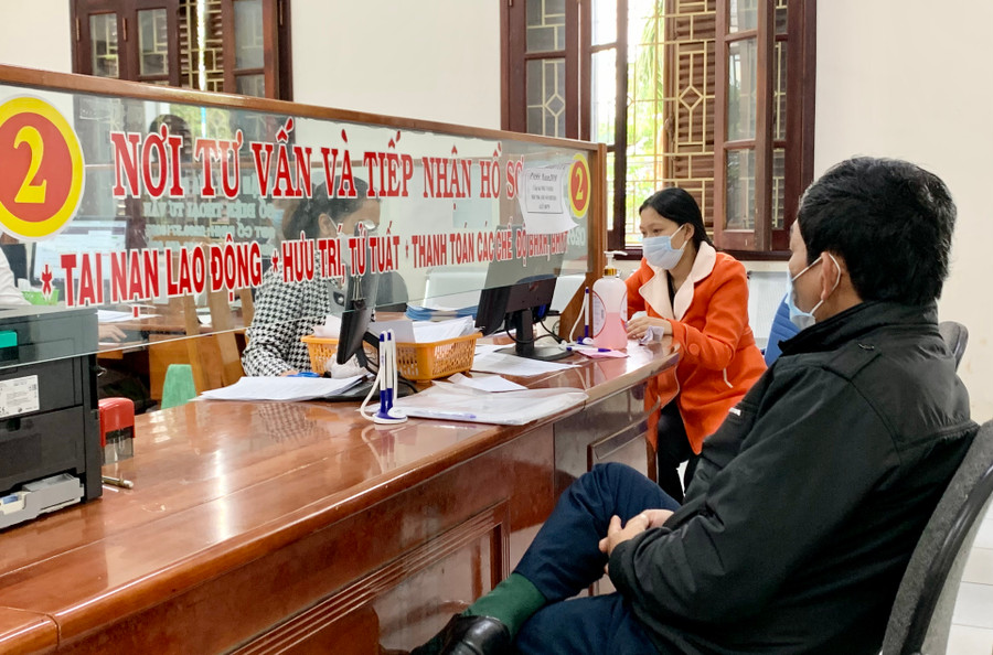 Nhân viên BHXH tỉnh hướng dẫn người dân các thủ tục liên quan lĩnh vực BHXH, BHYT. Ảnh: Như Nguyện