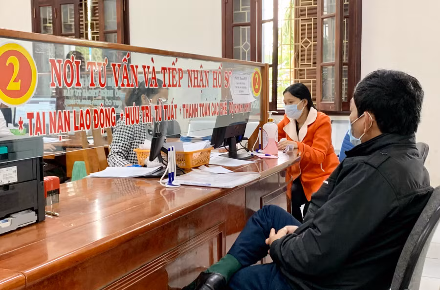 Nhân viên BHXH tỉnh hướng dẫn người dân các thủ tục liên quan lĩnh vực BHXH, BHYT. Ảnh: Như Nguyện