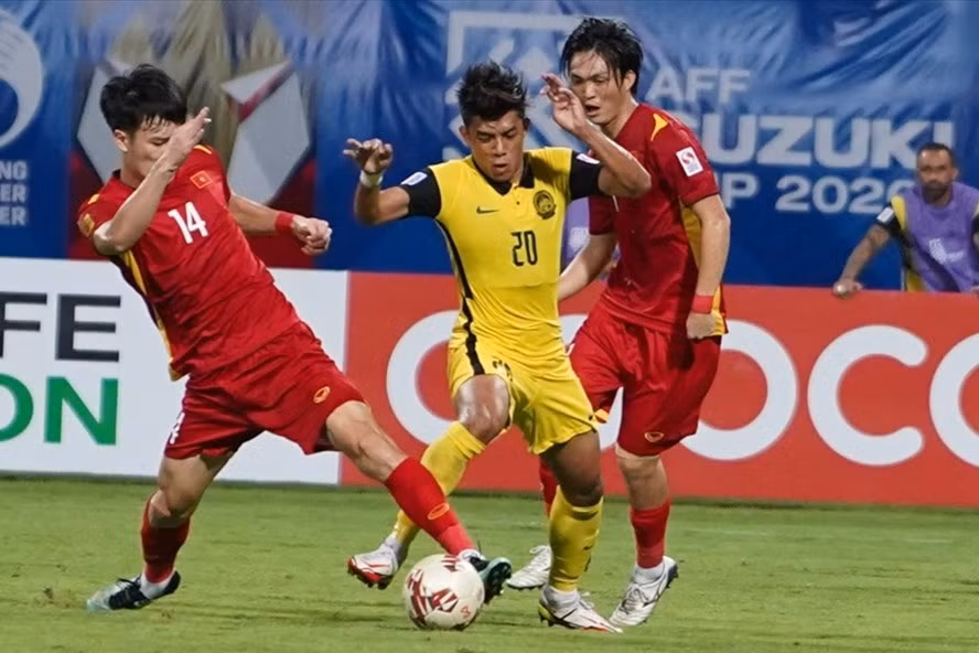 Tuyển Việt Nam đã bóp nghẹt không gian chơi bóng của tuyển Malaysia ở trận đấu hôm 12.12. Ảnh: AFF