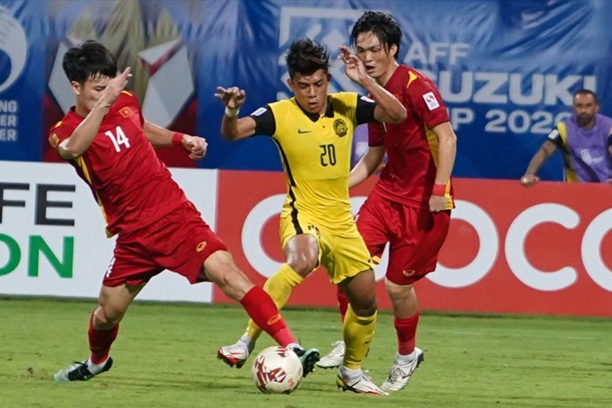 Tuyển Việt Nam đã bóp nghẹt không gian chơi bóng của tuyển Malaysia ở trận đấu hôm 12.12. Ảnh: AFF