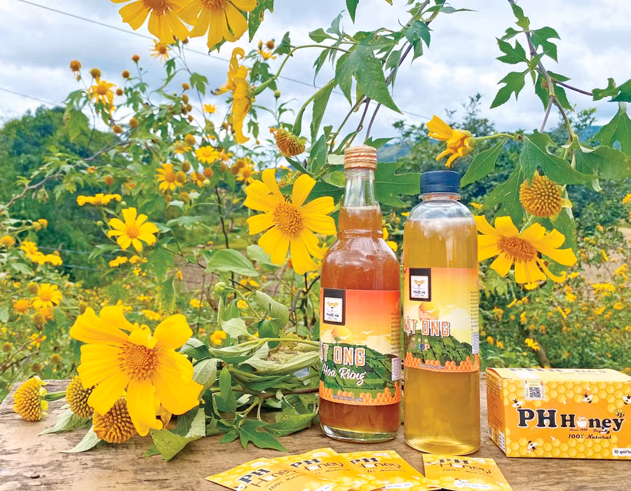 Mật ong hoa dã quỳ có màu vàng nhạt, vị ngọt thanh. Ảnh: Ngọc Thu