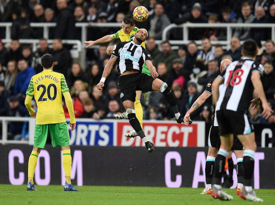 Newcastle (áo sọc) phải chống đỡ suốt trận. Ảnh: AFP