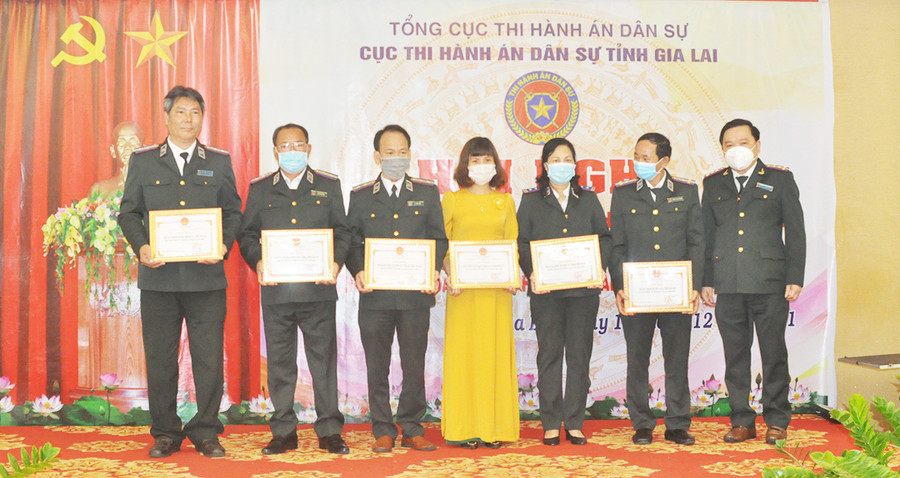 Tặng giấy khen cho 6 tập thể có thành tích xuất sắc trong thực hiện nhiệm vụ công tác năm 2021. Ảnh: R'Ô HOK 6 tập thể có thành tích xuất sắc đã được khen thưởng trong hội nghị.