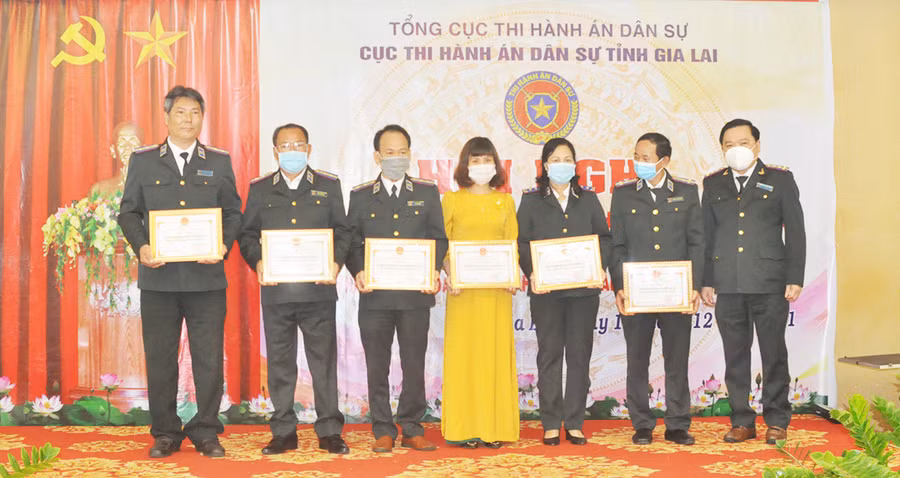 6 tập thể có thành tích xuất sắc đã được khen thưởng trong hội nghị.