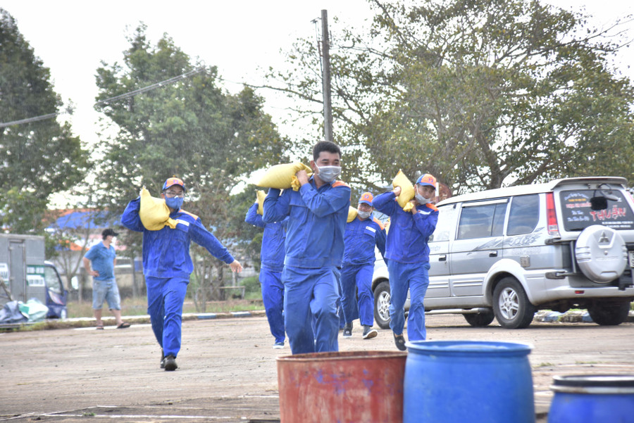 Sử dụng các trang bị cứu hộ để tiến vào đám cháy.