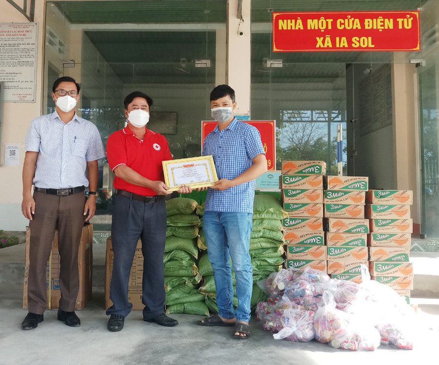 Hội Chữ thập đỏ huyện Phú Thiện, UBND xã Ia Sol tiếp nhận quà và trao giấy chứng nhận "Tấm lòng vàng" cho gia đình ông Nguyễn Văn Quân. Ảnh: Hồng Ngọc  Hội Chữ thập đỏ huyện Phú Thiện, UBND xã Ia Sol tiếp nhận quà và trao tấm lòng vàng cho gia đình ông Nguyễn Văn Quân. Ảnh: Hồng Ngọc