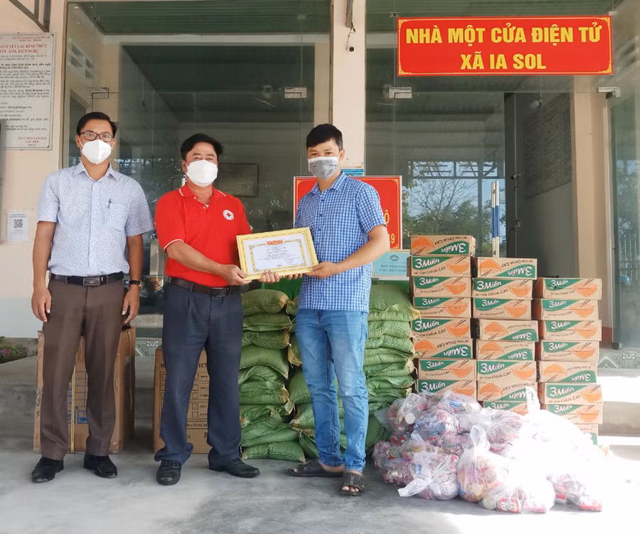  Hội Chữ thập đỏ huyện Phú Thiện, UBND xã Ia Sol tiếp nhận quà và trao tấm lòng vàng cho gia đình ông Nguyễn Văn Quân. Ảnh: Hồng Ngọc
