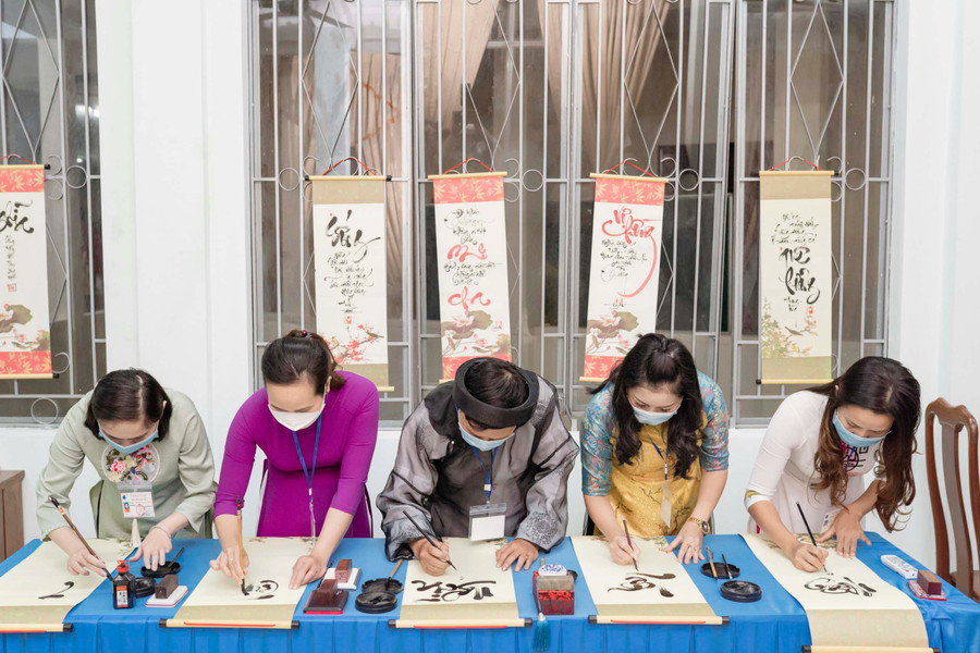 Các thành viên Câu lạc bộ Thư pháp chữ Việt Pleiku luyện chữ. Ảnh: Thủy Bình