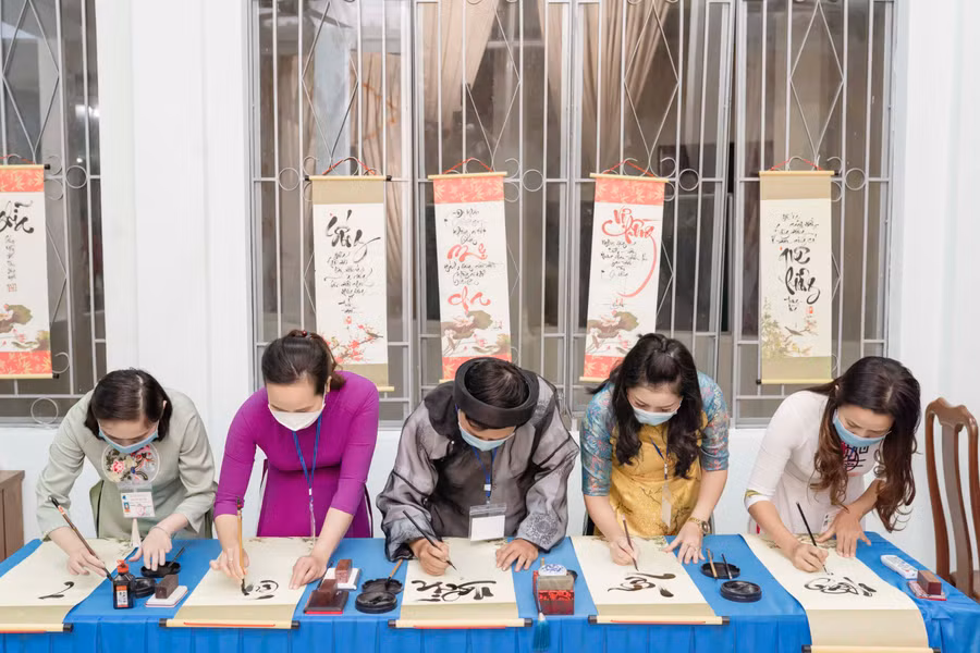 Các thành viên Câu lạc bộ Thư pháp chữ Việt Pleiku luyện chữ. Ảnh: Thủy Bình