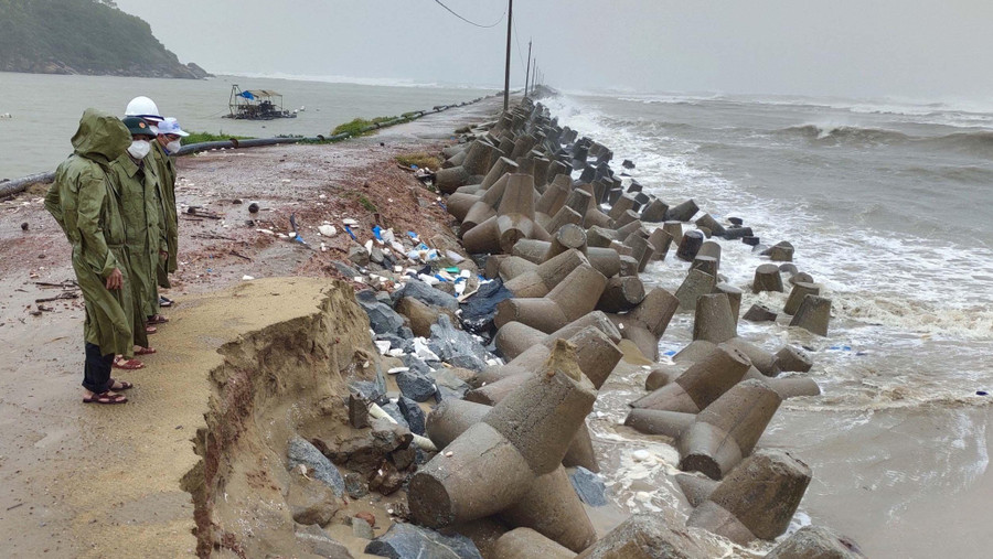 Kè chắn sóng biển Tam Quan bị sạt lở. Ảnh: Bảo Thoa