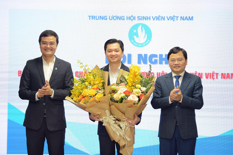 Anh Nguyễn Anh Tuấn (phải) và anh Bùi Quang Huy chúc mừng tân Chủ tịch T.Ư Hội Sinh viên Việt Nam Nguyễn Minh Triết. Ảnh: Dương Triều Anh Nguyễn Anh Tuấn (phải) và anh Bùi Quang Huy chúc mừng tân Chủ tịch T.Ư Hội Sinh viên Việt Nam Nguyễn Minh Triết. Ảnh: Dương Triều