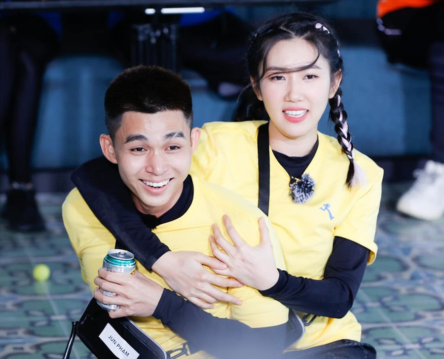 Trong khi Lan Ngọc luôn bị loại đầu tiên ở các vòng xé bảng tên, Thúy Ngân lại được đồng đội nam có sức mạnh bảo vệ. Ảnh: RM