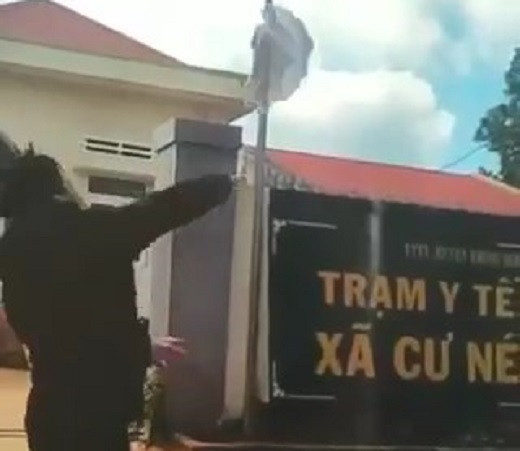 Ông Phạm Hồng Thái xé và ném chiếc áo về phía cổng trạm. Ảnh cắt từ clip.
