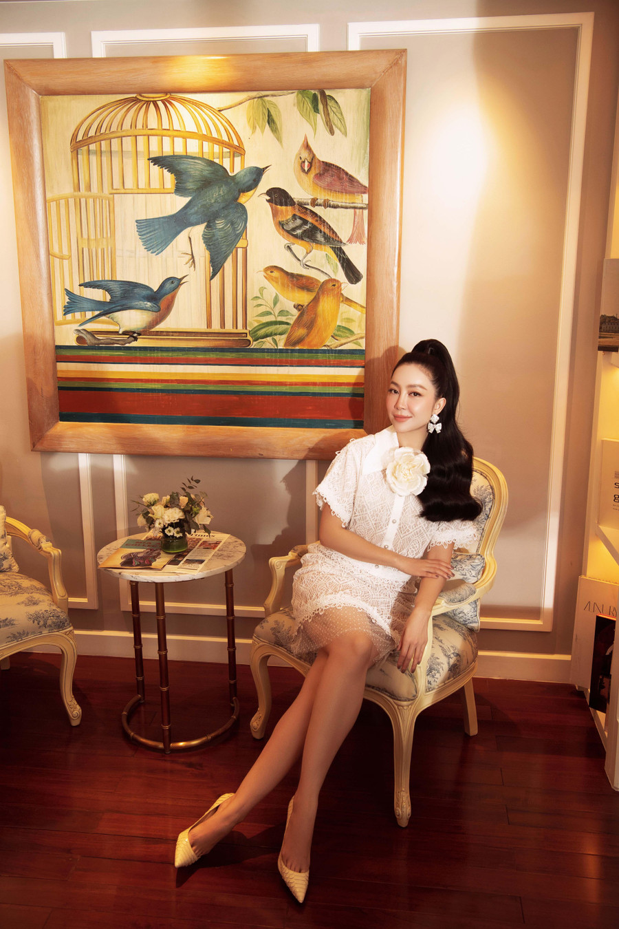 Linh Nga “ăn gian” tuổi với thiết kế màu trắng kết hợp giữa chân váy ngắn trên gối và áo phom rộng mang hơi hướng cổ điển. Phần cổ được tạo điểm nhấn bằng chi tiết hoa to bản. Linh Nga “ăn gian” tuổi với thiết kế màu trắng kết hợp giữa chân váy ngắn trên gối và áo phom rộng mang hơi hướng cổ điển. Phần cổ được tạo điểm nhấn bằng chi tiết hoa to bản.