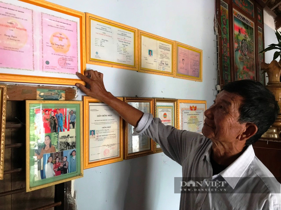 Trong căn phòng nhỏ của mình, ông Lương Tuyển trưng bày nhiều chứng chỉ, bằng Đại học. Ảnh: C.T Trong căn phòng nhỏ của mình, ông Lương Tuyển trưng bày nhiều chứng chỉ, bằng Đại học. Ảnh: C.T