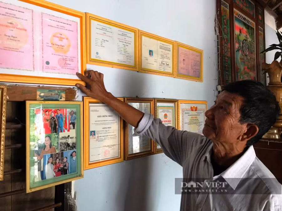 Trong căn phòng nhỏ của mình, ông Lương Tuyển trưng bày nhiều chứng chỉ, bằng Đại học. Ảnh: C.T