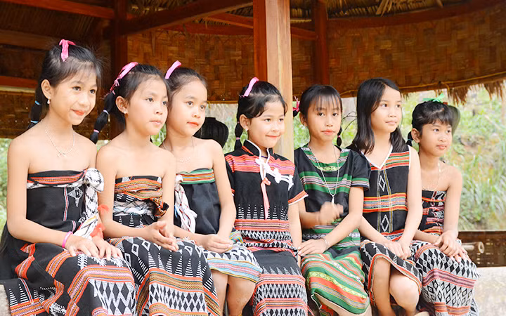 Những em bé dân tộc Cơ Tu trong trang phục truyền thống.