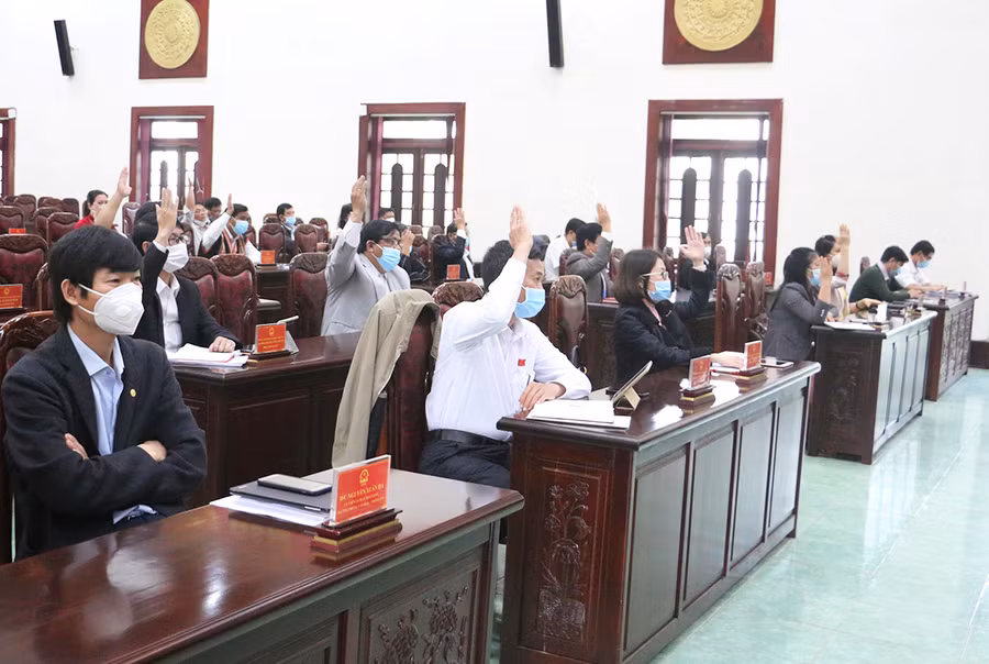 Các đại biểu biểu quyết thông qua 20 nghị quyết quan trọng. Ảnh: Quang Tấn