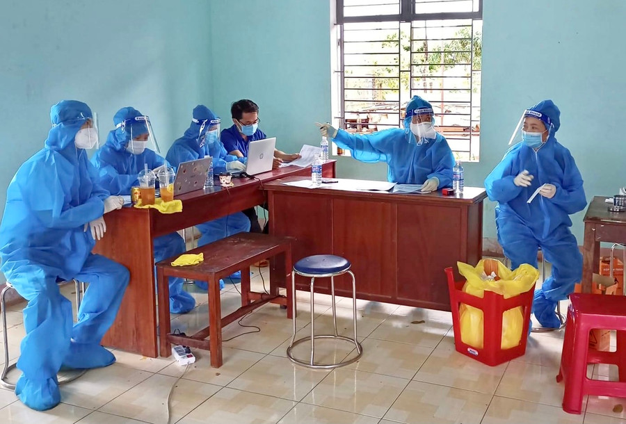 Nhân viên y tế chuẩn bị tiêm vắc xin phòng Covid-19 cho người dân tại thị trấn Chư Sê. Ảnh Như Nguyện