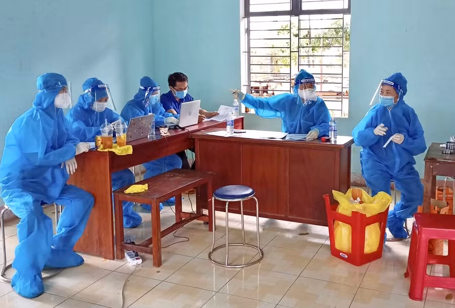 Nhân viên y tế chuẩn bị tiêm vắc xin phòng Covid-19 cho người dân tại thị trấn Chư Sê. Ảnh Như Nguyện