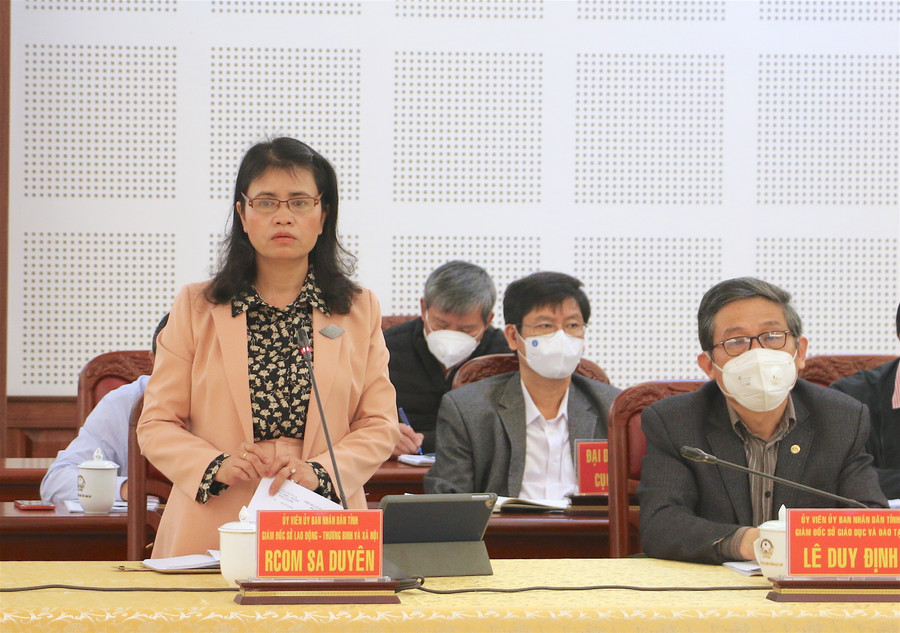 4- Bà Rcom Sa Duyên-Giám đốc Sở Lao động-Thương binh và Xã hội phát biểu về tình hình giải quyết việc làm cho lao động trong bối cảnh dịch bệnh. Ảnh: Hồng Thi