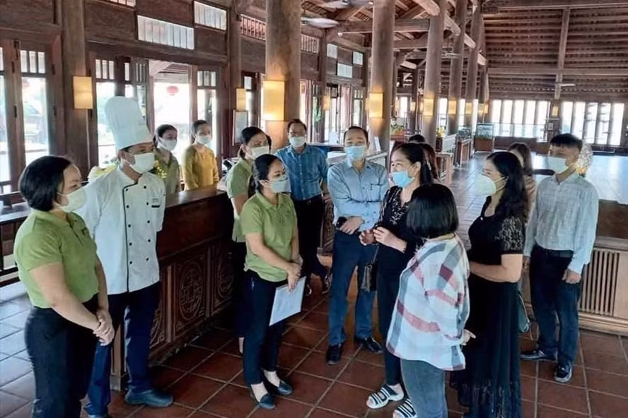 Hiệp Hội Du lịch Ninh Bình khảo sát, đánh giá các tiêu chí an toàn tại các cơ sở kinh doanh dịch vụ du lịch trên địa bàn tỉnh Ninh Bình. Ảnh: NT