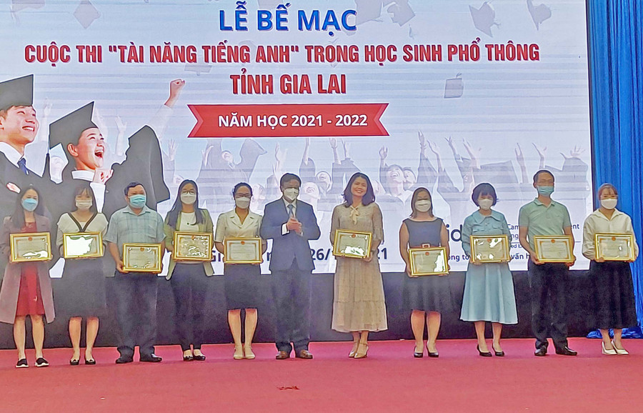 Phó Giám đốc Sở GD-ĐT Nguyễn Văn Long trao giải cho 9 tập thể đạt thành tích cao tại cuộc thi. Ảnh: Thiên Di