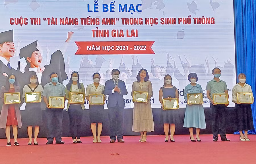 Phó Giám đốc Sở GD-ĐT Nguyễn Văn Long trao giải cho 9 tập thể đạt thành tích cao tại cuộc thi. Ảnh: Thiên Di