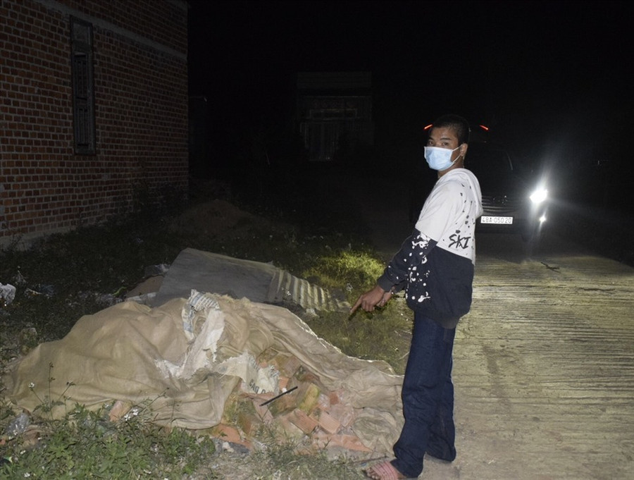 Đối tượng Y Bi Ya chỉ nơi cất giấu chiếc máy tính bảng vừa cướp giật được. Ảnh: Minh Quỳnh