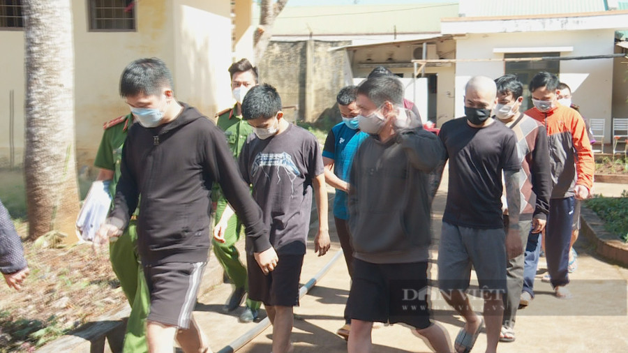  12 đối tượng bị công an bắt giữ. Ảnh: CACC.